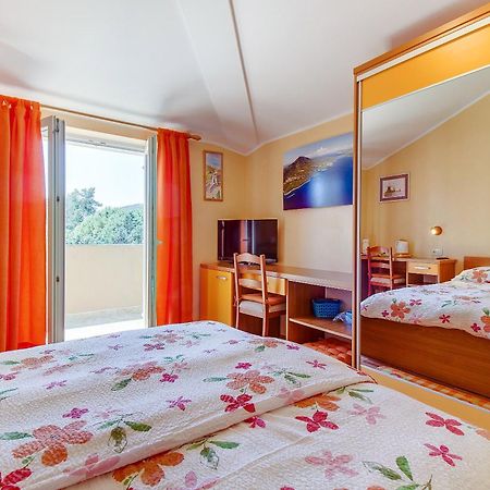 Apartments And Rooms By The Sea Nerezine, Losinj - 11815 Bilik gambar